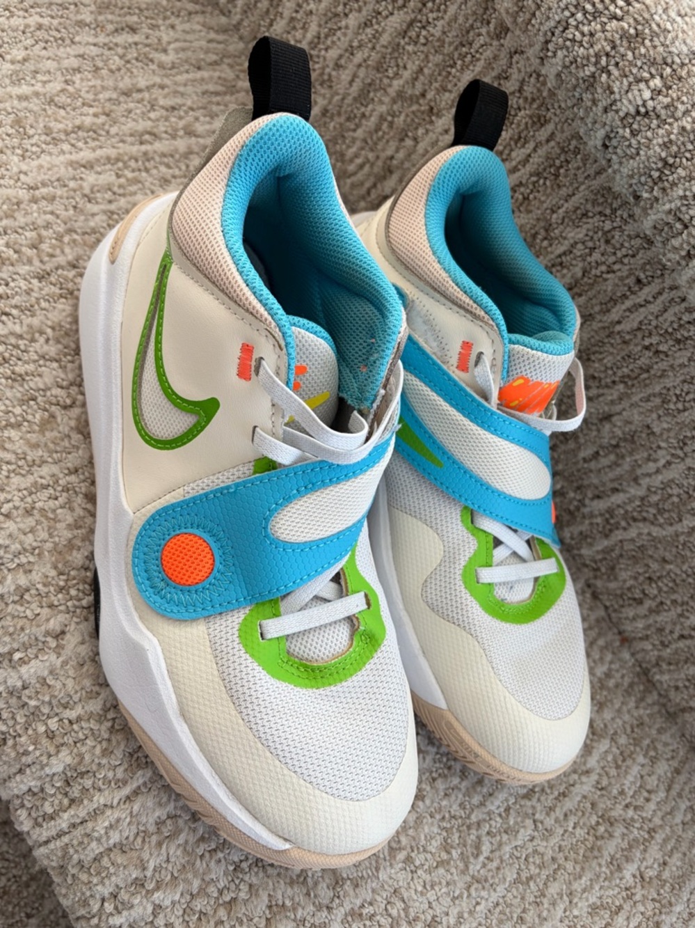 Nike Team Hustle D11 sneakers Pale Ivory Action Green. Size Youth 5.5